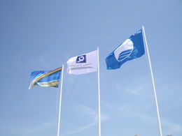 La bandera azul, la de playas inclusivas y la de el servicio de salvamento y socorrismo izadas