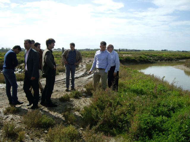 Visita realizada por expertos en cultivo de algas a las salinas municipales.