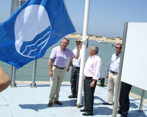 Izado de la bandera azul en el Puerto Deportivo de Sancti Petri.