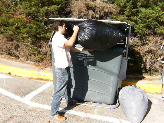 La basura siempre dentro del contenedor.