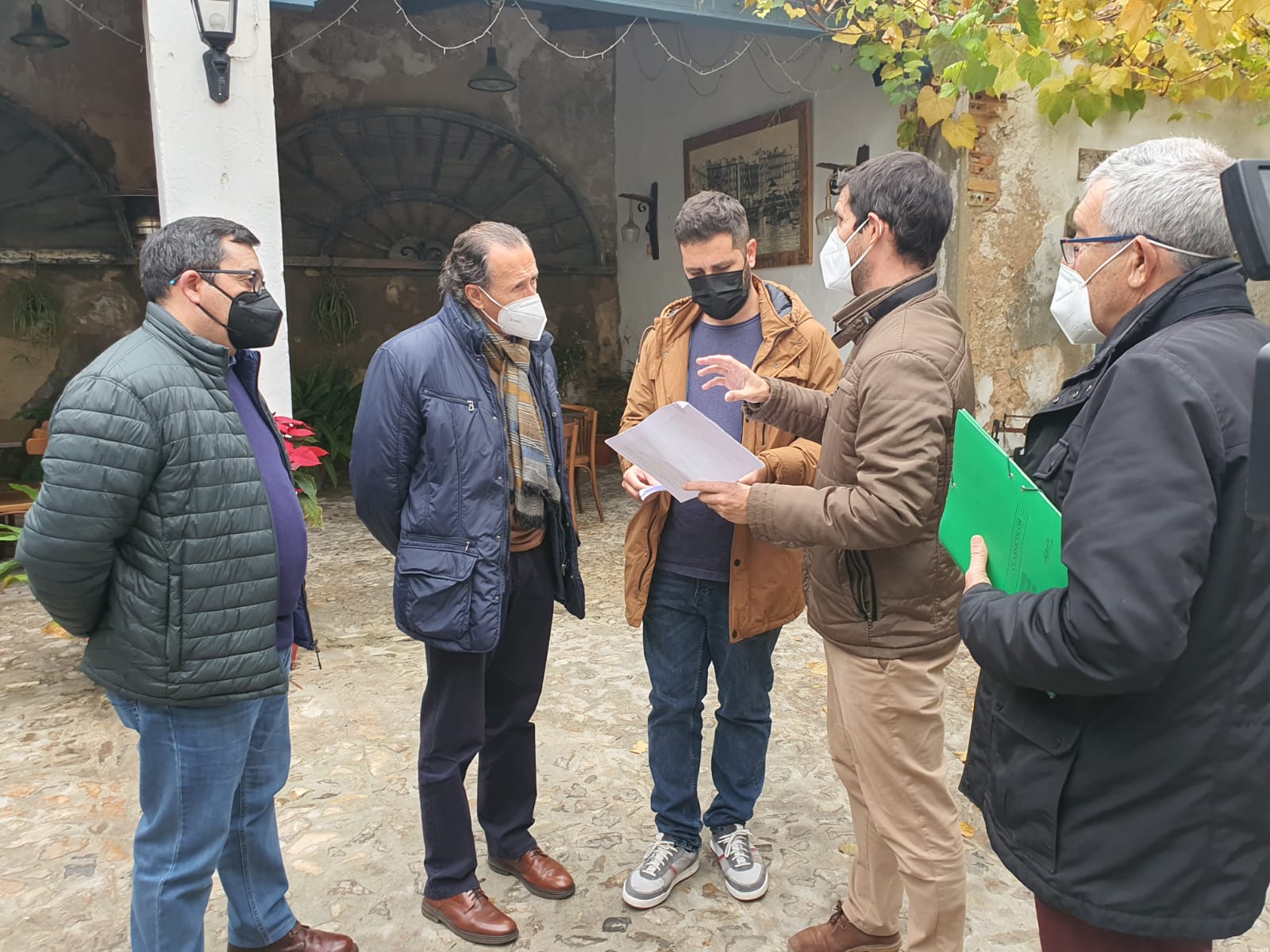 José María Román junto con los responsables de hostelería y Ecovidrio.