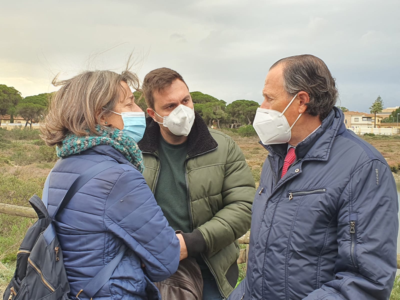 El alcalde y miembros de Agaden durante la visita a las salinas de Carboneros. 