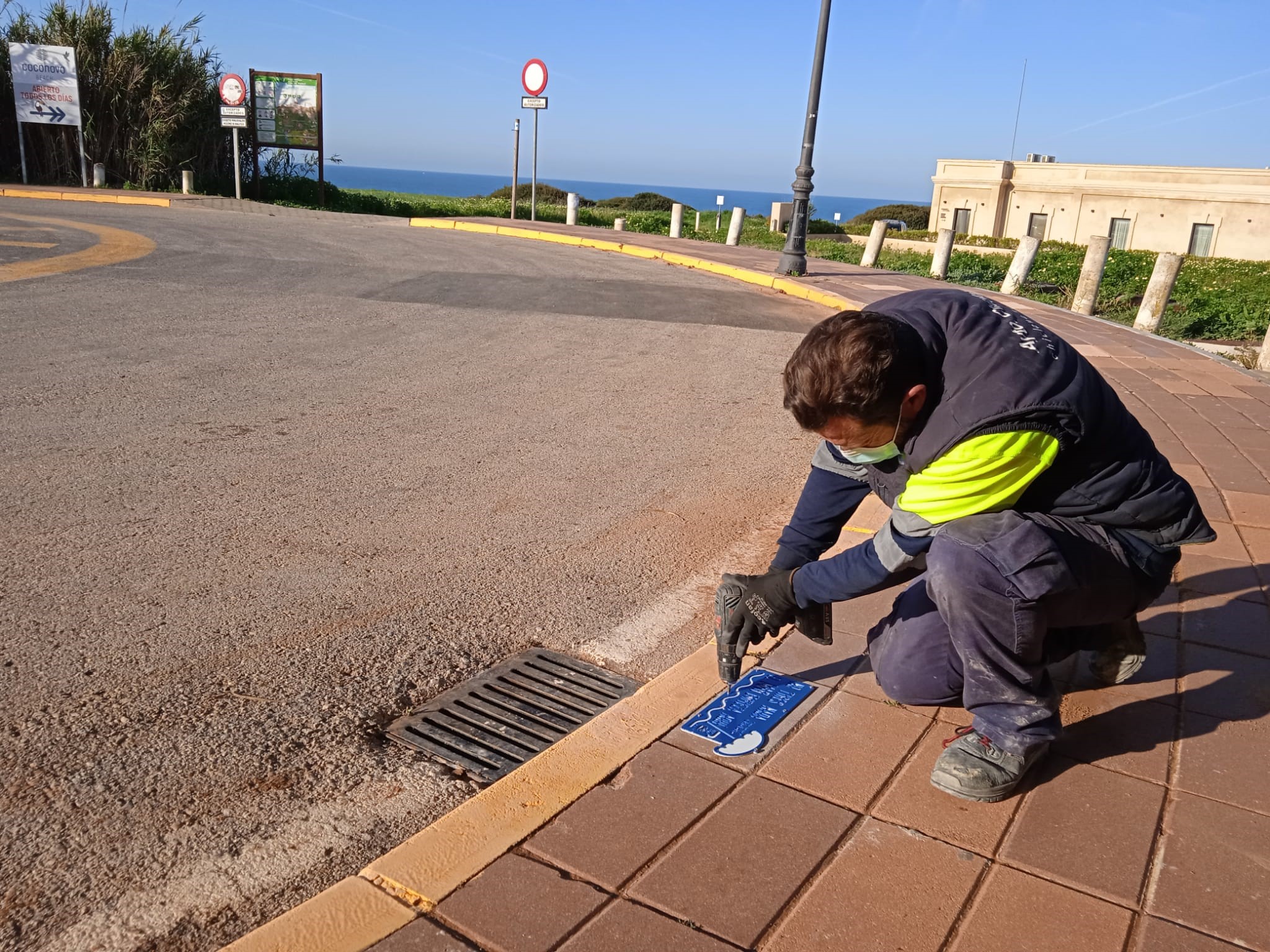 Trabajador instalando carteles 