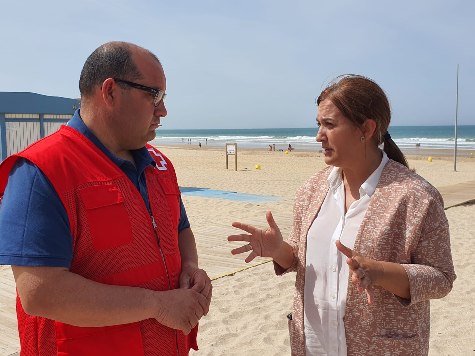 La delegada municipal de Playas, Ana González, junto al coordinador del servicio de salvamento y socorrismo de Cruz Roja Española, José Antonio...