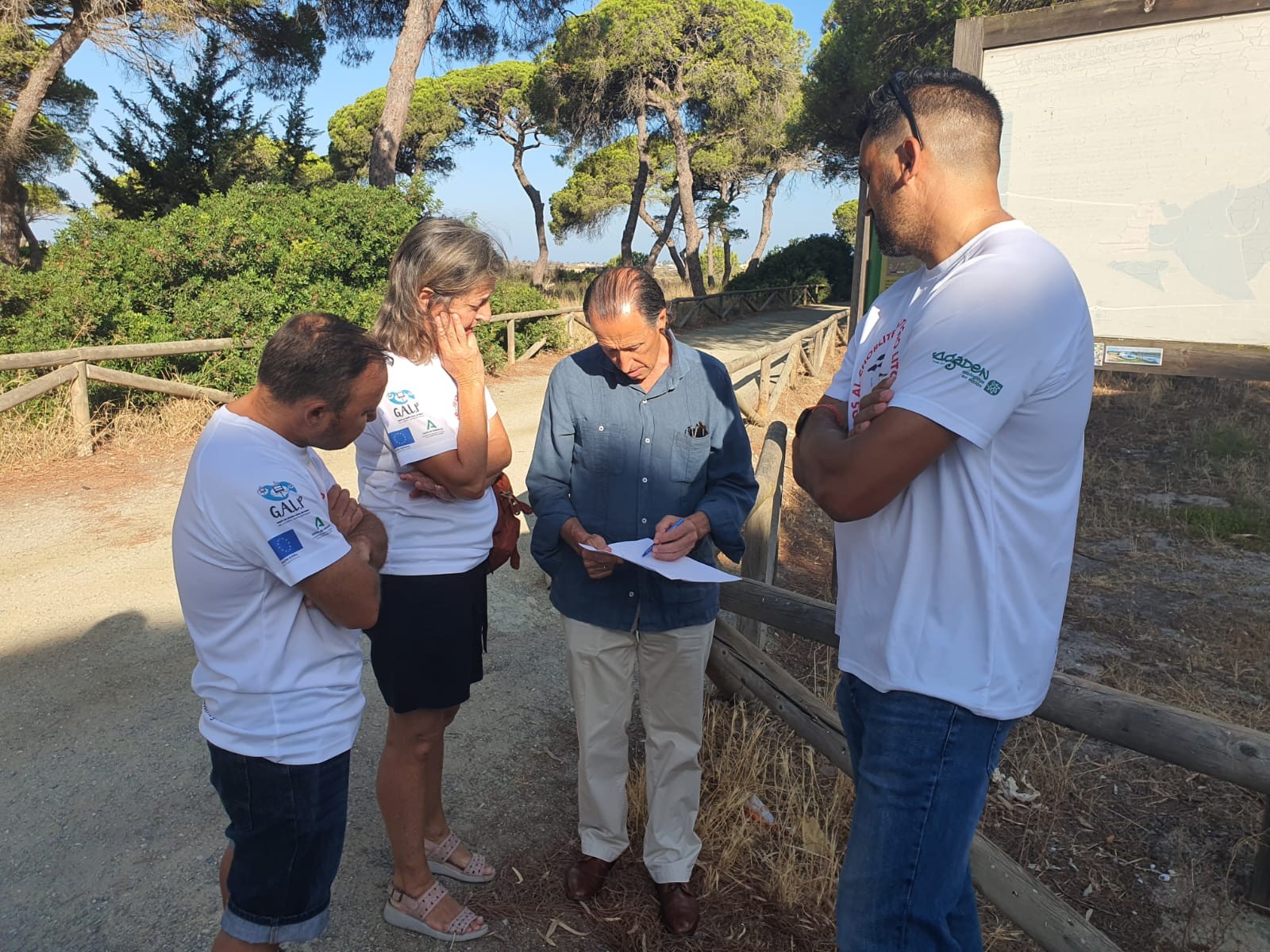 José María Román junto a los representantes de Agaden-Ecologistas en Acción, Paula Marchena y Francis Silva, y a la representante del Grupo de...