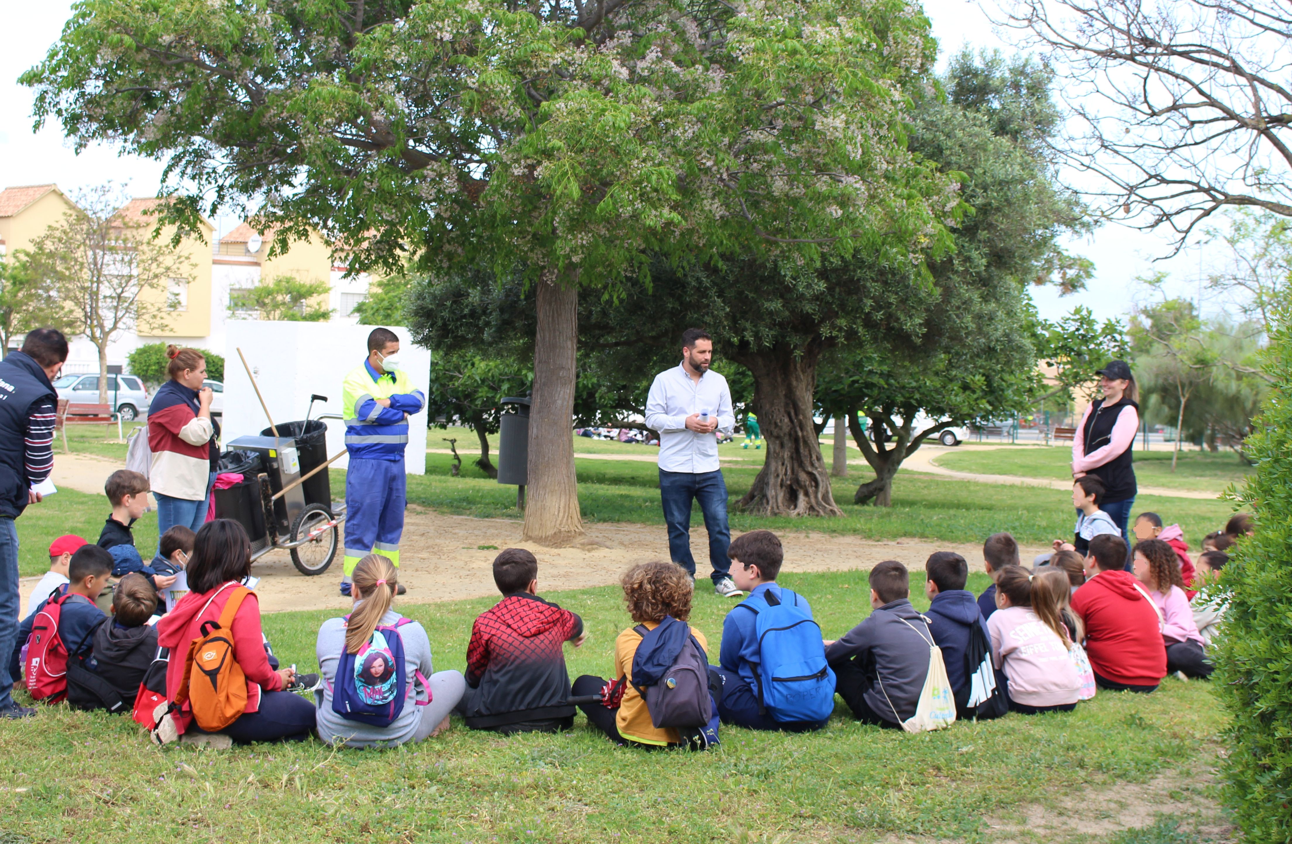 Roberto Palmero impartiendo una charla a un grupo de alumnos.