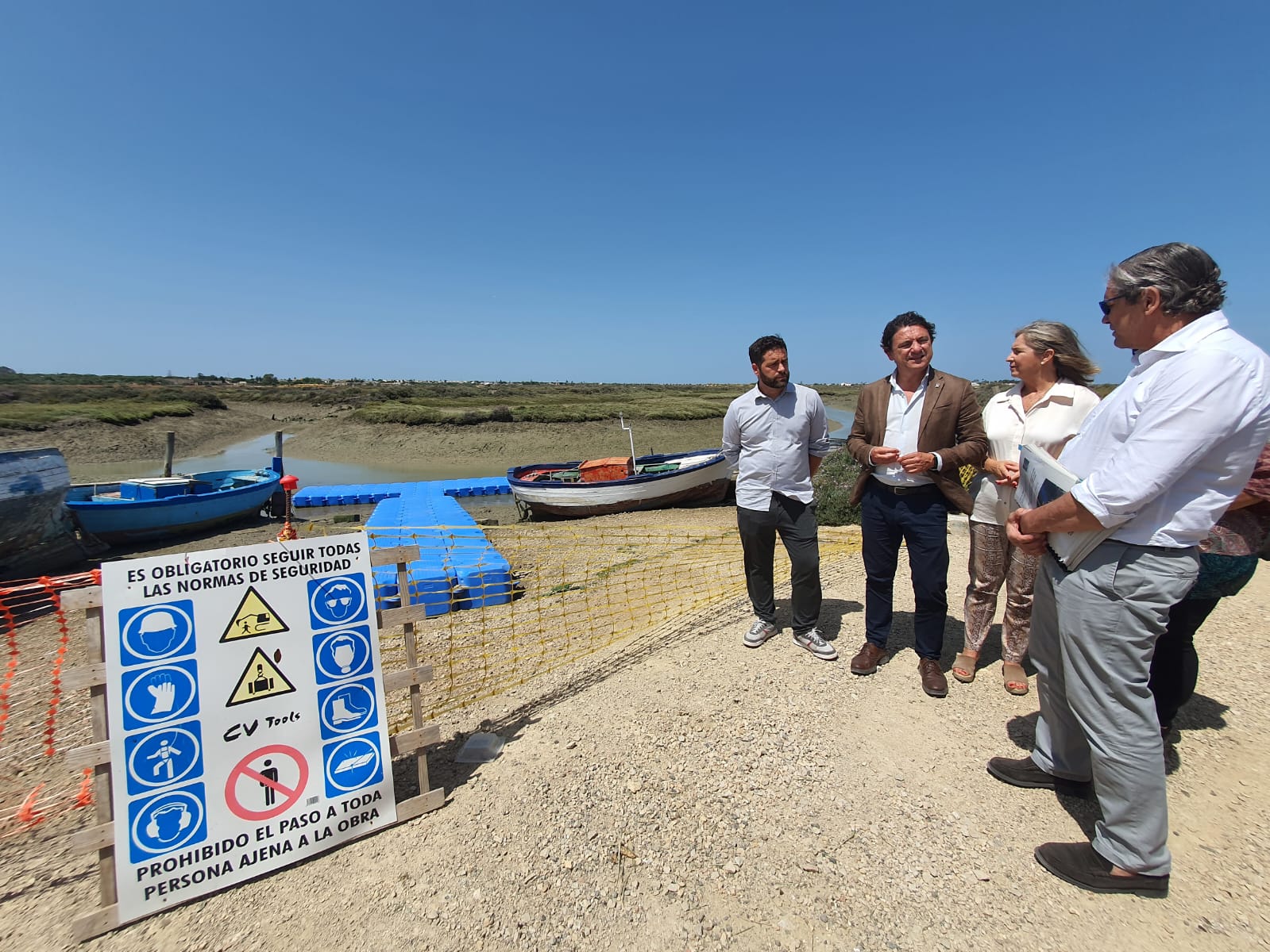 Roberto Palmero, Daniel Sánchez Román y Ana Bertón en las salinas de Carboneros.