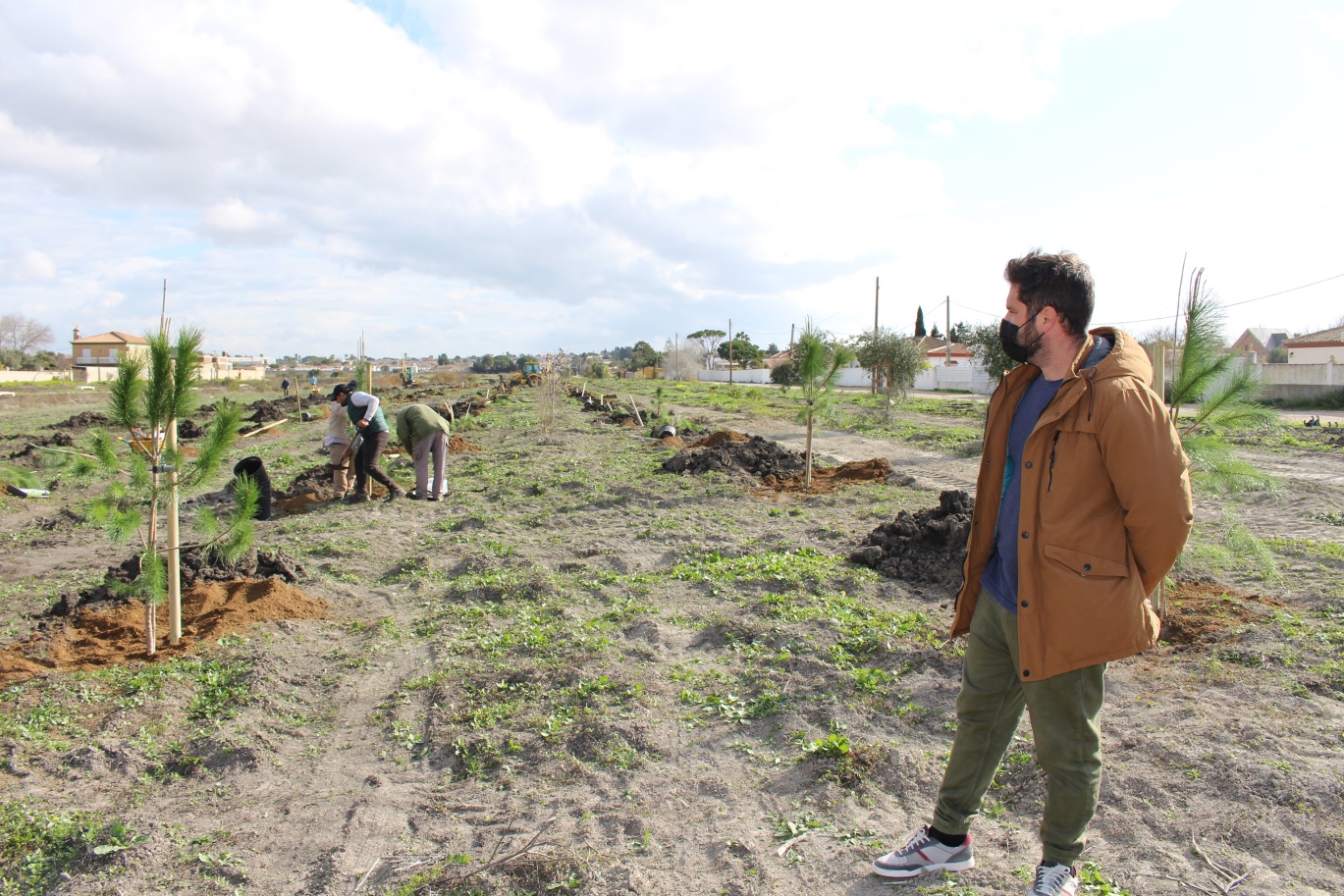 Roberto Palmero durante la plantación de pinos en la Rana Verde